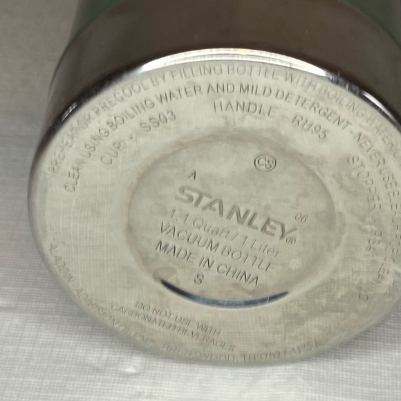 Green Stanley Classic Vacuum Thermos Bottle Insulated 1.1 Qt 1L Stainless Steel - Picture 3 of 9